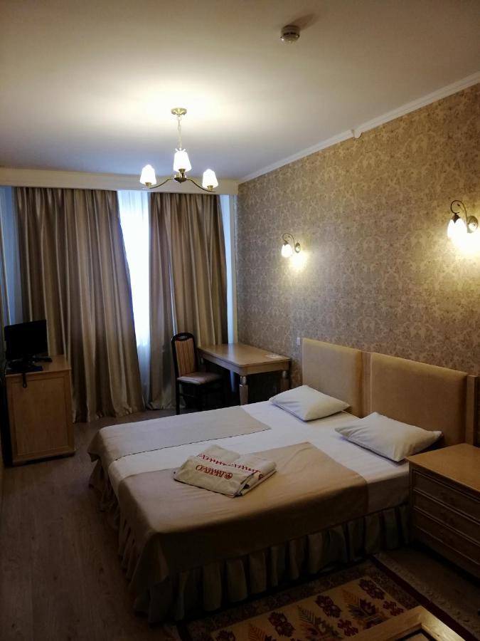 O Azamat Hotel Astana Bagian luar foto