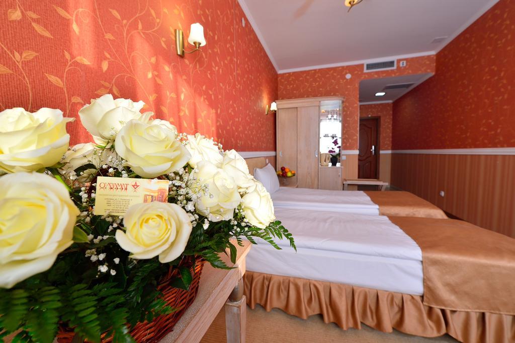 O Azamat Hotel Astana Bagian luar foto